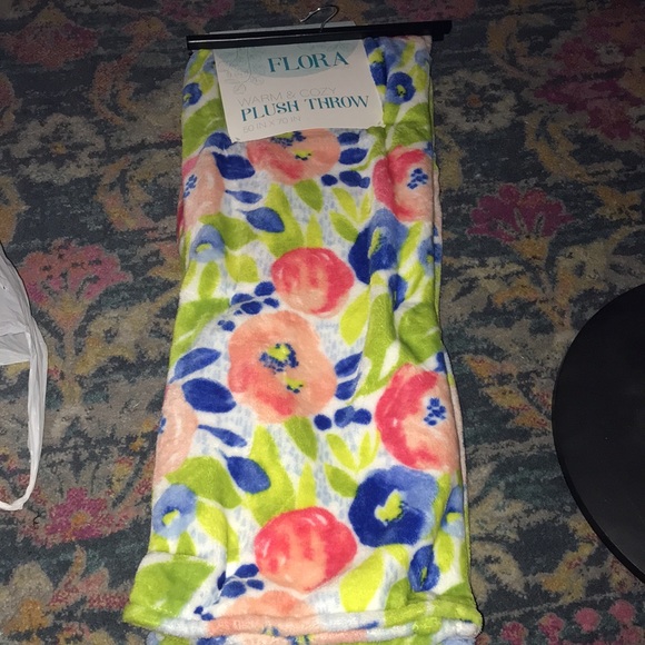 NWT floral soft plush throw by Macys - Picture 2 of 5